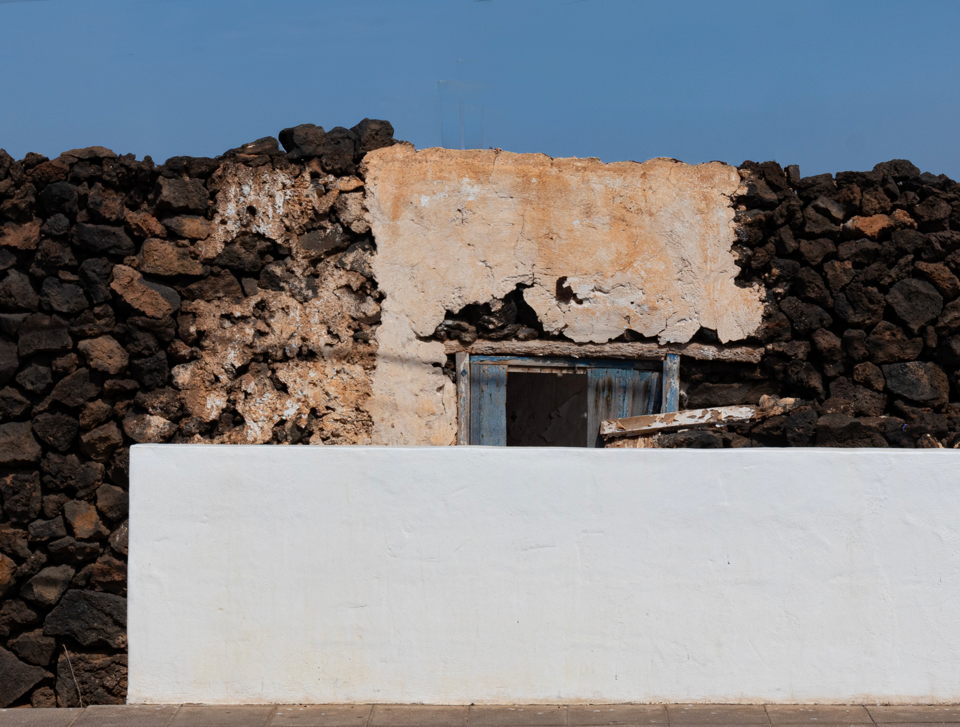 Rosa Colomé. DARRERA EL MUR